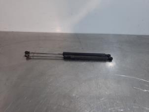 Gebruikte Gasdemperset Kofferdeksel Renault Clio III (BR/CR) 1.2 16V 65 Prijs € 42,35 Inclusief btw aangeboden door Autohandel Didier