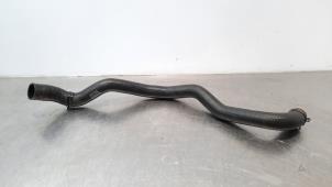 Gebruikte Radiateurslang Mazda CX-3 (DJ/DK) 2.0 SkyActiv-G 120 Prijs € 36,30 Inclusief btw aangeboden door Autohandel Didier