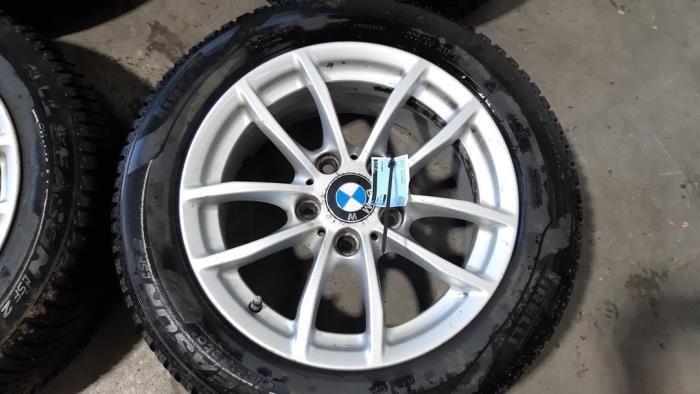 Velgen set + winterbanden van een BMW 1 serie (F20) 116d 1.5 12V TwinPower 2015