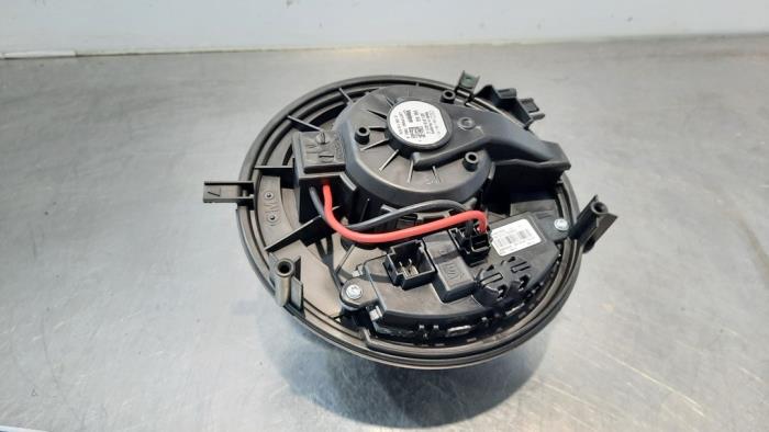 Chaufage Ventilatiemotor van een Volkswagen Tiguan (AD1) 2.0 TDI 16V BlueMotion Technology SCR 2019