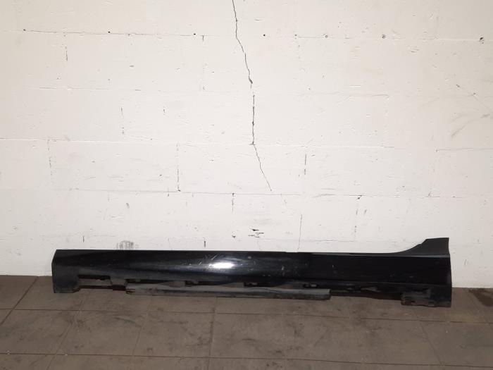 Side skirt, left Volvo V40