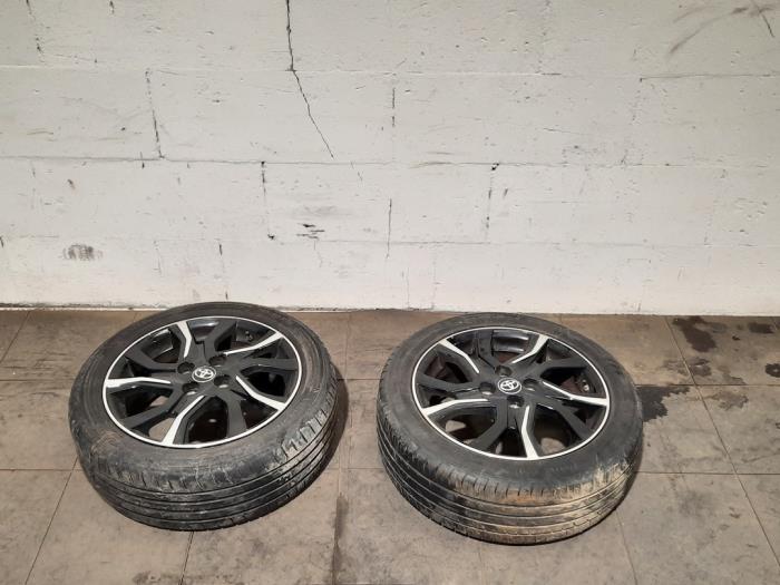Velgen set + banden Toyota Yaris III 1.5 16V Hybrid 426110DC80 Lichtmetaal
