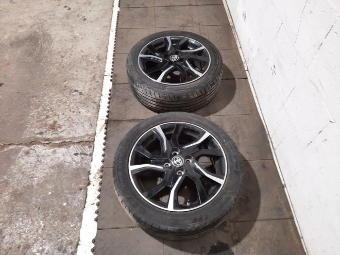 Velgen set + banden Toyota Yaris III 1.5 16V Hybrid 426110DC80 Lichtmetaal