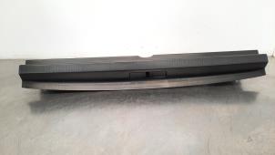 Gebruikte Afdekking slotvanger achter Citroen C5 Aircross I (A4/AC/AJ/AR) 1.6 Hybrid 225 16V Prijs € 42,35 Inclusief btw aangeboden door Autohandel Didier