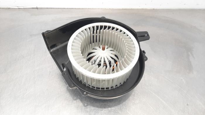 Kachel Ventilatiemotor van een Skoda Fabia III (NJ3) 1.0 12V 2019