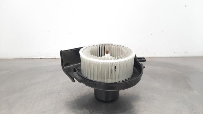 Kachel Ventilatiemotor van een Skoda Fabia III (NJ3) 1.0 12V 2019