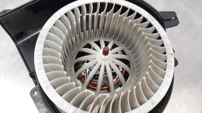 Kachel Ventilatiemotor van een Skoda Fabia III (NJ3) 1.0 12V 2019