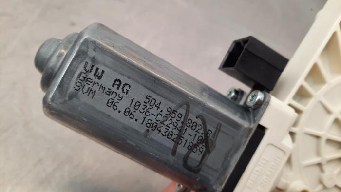 Moteur de vitre portière Volkswagen Passat