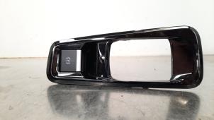 Gebruikte Handrem schakelaar Citroen C5 Aircross I (A4/AC/AJ/AR) 2.0 Blue HDI 180 Prijs € 24,20 Inclusief btw aangeboden door Autohandel Didier