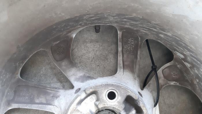 Velg + Band van een Opel Corsa E 1.4 16V 2019