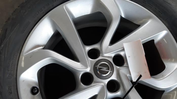 Velg + Band van een Opel Corsa E 1.4 16V 2019