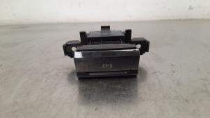 Gebruikte Handrem schakelaar Citroen Grand C4 Spacetourer (3A) 1.5 Blue HDi 130 16V Prijs € 42,35 Inclusief btw aangeboden door Autohandel Didier