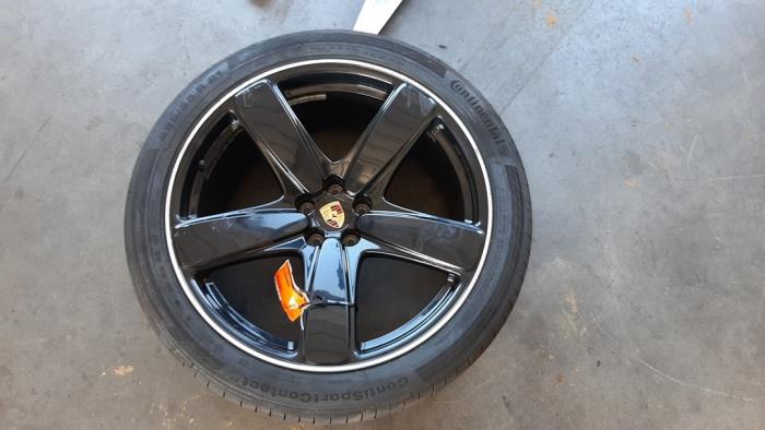 Wheel + tyre Porsche Macan