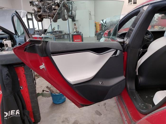 Portier 4Deurs links-achter van een Tesla Model S 100D 2019