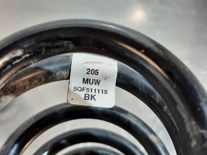 Schroefveer achter van een Volkswagen Tiguan (AD1) 1.5 TSI 16V Evo BlueMotion Technology 2019