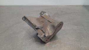 Gebruikte Dynamosteun boven Renault Clio IV (5R) 1.2 TCE 16V GT EDC Prijs € 30,25 Inclusief btw aangeboden door Autohandel Didier