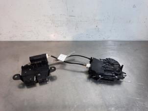 Gebruikte Slotvanger Achterklep BMW 2 serie Active Tourer (F45) 218i 1.5 TwinPower Turbo 12V Prijs € 66,55 Inclusief btw aangeboden door Autohandel Didier