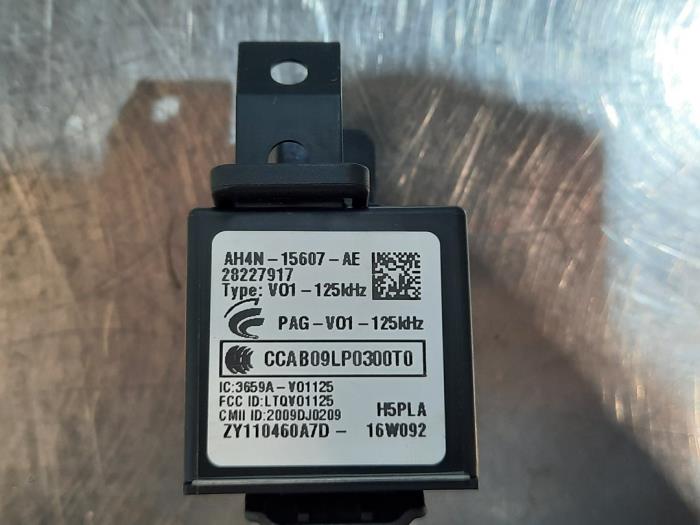 Sleutel+Contactslot van een Volvo V40 Cross Country (MZ) 2.0 D3 16V 2016