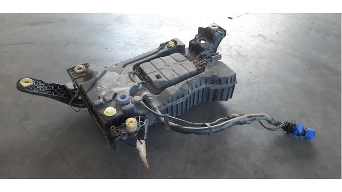 Tank adblue van een Peugeot 308 SW (L4/L9/LC/LJ/LR) 1.5 BlueHDi 130 2019