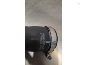 Gebruikte Intercooler Slang Peugeot 3008 II (M4/MC/MJ/MR) 1.6 16V HYbrid 225 Prijs € 42,35 Inclusief btw aangeboden door Autohandel Didier
