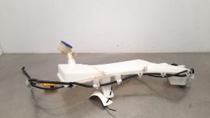 Gebruikte Ruitensproeiertank voor Peugeot 3008 II (M4/MC/MJ/MR) 1.6 16V HYbrid 225 Prijs € 30,25 Inclusief btw aangeboden door Autohandel Didier