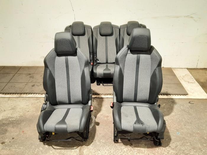 Bekleding Set (compleet) van een Peugeot 5008 II (M4/MC/MJ/MR) 1.5 BlueHDi 130 2021