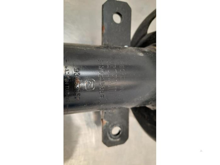 Schokdemper links-voor van een Renault Trafic (1FL/2FL/3FL/4FL) 2.0 dCi 16V 130 2022