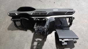 Gebruikte Dashboard Peugeot 5008 II (M4/MC/MJ/MR) 1.2 12V e-THP PureTech 130 Prijs op aanvraag aangeboden door Autohandel Didier