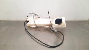 Gebruikte Ruitensproeiertank voor Peugeot 5008 II (M4/MC/MJ/MR) 1.5 BlueHDi 130 Prijs € 24,20 Inclusief btw aangeboden door Autohandel Didier