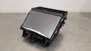 Gebruikte Opbergvak BMW i4 (G26) eDrive40 84 kWh Prijs € 133,10 Inclusief btw aangeboden door Autohandel Didier