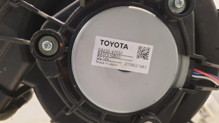Chaufage Ventilatiemotor van een Toyota Corolla Touring Sport (E21/EH1) 1.8 16V Hybrid 2022