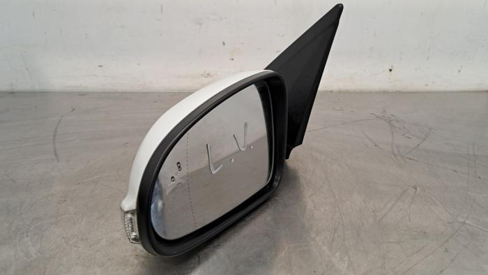 Buitenspiegel links van een Hyundai Kona (OS) 1.0 T-GDI 12V 2018