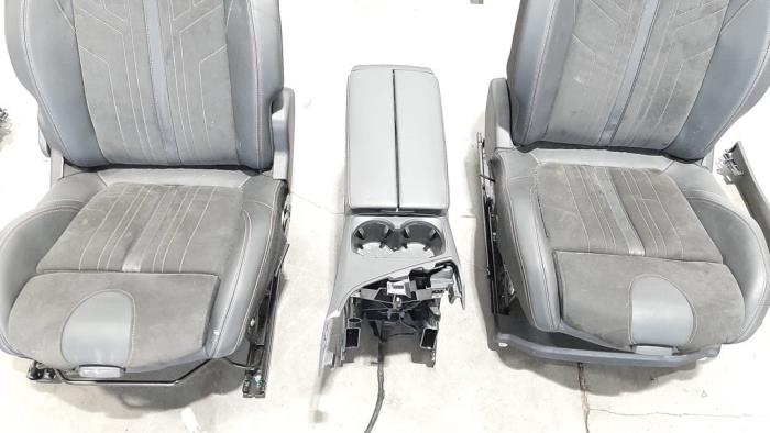 Bekleding Set (compleet) van een Peugeot 5008 II (M4/MC/MJ/MR) 1.2 12V e-THP PureTech 130 2023