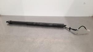 Gebruikte Kofferdekseldemper links-achter Peugeot 5008 II (M4/MC/MJ/MR) 1.2 12V e-THP PureTech 130 Prijs € 133,10 Inclusief btw aangeboden door Autohandel Didier