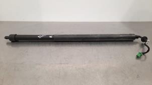 Gebruikte Kofferdekseldemper rechts-achter Peugeot 5008 II (M4/MC/MJ/MR) 1.2 12V e-THP PureTech 130 Prijs € 133,10 Inclusief btw aangeboden door Autohandel Didier