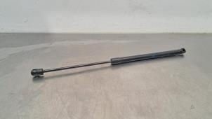 Gebruikte Kofferdekseldemper rechts-achter MG ZS 1.0 T-GDI 12V Prijs € 18,15 Inclusief btw aangeboden door Autohandel Didier