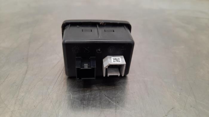 AUX/USB aansluiting van een Fiat Doblo Cargo (263) 1.3 D Multijet 2019