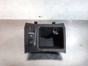 Gebruikte Handrem schakelaar Nissan Qashqai (J11) 1.2 DIG-T 16V Prijs € 48,40 Inclusief btw aangeboden door Autohandel Didier