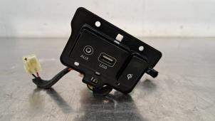 Gebruikte AUX/USB aansluiting Hyundai Kona (OS) 1.0 T-GDI 12V Prijs € 48,40 Inclusief btw aangeboden door Autohandel Didier