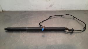 Gebruikte Kofferdekseldemper rechts-achter Mercedes GLA (H247) 1.3 180 Turbo 16V Prijs € 102,85 Inclusief btw aangeboden door Autohandel Didier