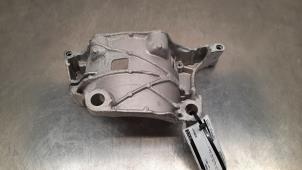 Gebruikte Dynamosteun onder Volvo XC40 (XZ) 2.0 B4 16V Mild Hybrid AWD Prijs € 48,40 Inclusief btw aangeboden door Autohandel Didier