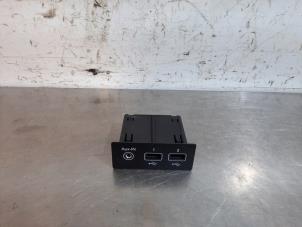 Gebruikte USB stekker Renault Clio V (RJAB) 1.0 SCe 65 12V Prijs € 24,20 Inclusief btw aangeboden door Autohandel Didier