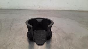 Gebruikte Bekerhouder Landrover Defender II 90 3.0 D300 MHEV Prijs € 30,25 Inclusief btw aangeboden door Autohandel Didier