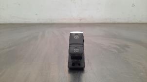 Gebruikte Schakelaar handrem Nissan Juke (F16) 1.0 DIG-T 12V Prijs € 42,35 Inclusief btw aangeboden door Autohandel Didier