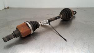 Gebruikte Aandrijfas links-voor Peugeot 3008 II (M4/MC/MJ/MR) 1.6 16V HYbrid 225 Prijs € 332,75 Inclusief btw aangeboden door Autohandel Didier