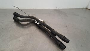 Gebruikte Radiateurslang Peugeot 3008 II (M4/MC/MJ/MR) 1.6 16V HYbrid 225 Prijs € 54,45 Inclusief btw aangeboden door Autohandel Didier