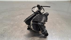 Gebruikte Extra waterpomp Peugeot 3008 II (M4/MC/MJ/MR) 1.6 16V HYbrid 225 Prijs € 54,45 Inclusief btw aangeboden door Autohandel Didier