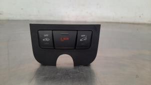 Gebruikte SOS knop Mercedes A (W176) 1.6 A-160 16V Prijs € 18,15 Inclusief btw aangeboden door Autohandel Didier