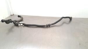 Gebruikte Koelwaterslang Peugeot 3008 II (M4/MC/MJ/MR) 1.6 16V HYbrid 225 Prijs € 66,55 Inclusief btw aangeboden door Autohandel Didier