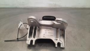 Gebruikte Versnellingsbak Steun Renault Trafic (1FL/2FL/3FL/4FL) 2.0 dCi 16V 150 Prijs € 133,10 Inclusief btw aangeboden door Autohandel Didier